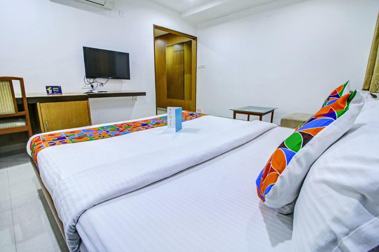 Fabhotel Syberitic Suites Gachibowli - Fully Vaccinated Staff Kondapur  Экстерьер фото